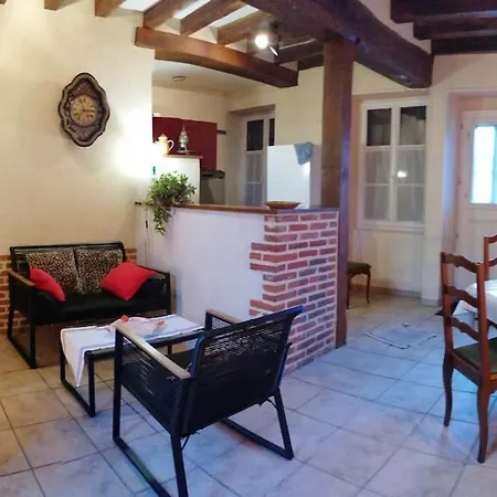 Holiday home Maison Pittoresque Avec Jardinet Mauves-sur-Huisne