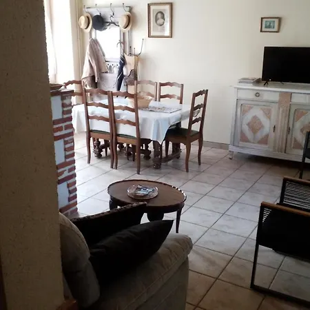 Maison Pittoresque Avec Jardinet *