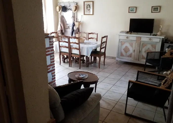 Maison Pittoresque Avec Jardinet *